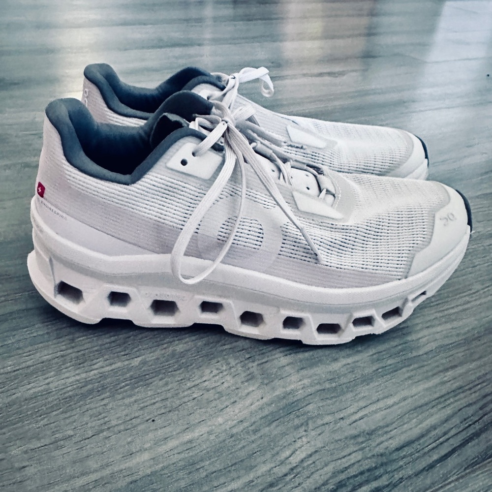 On Cloud Monster Running Women's White and Gray Athletic Shoes NEW CONDITION